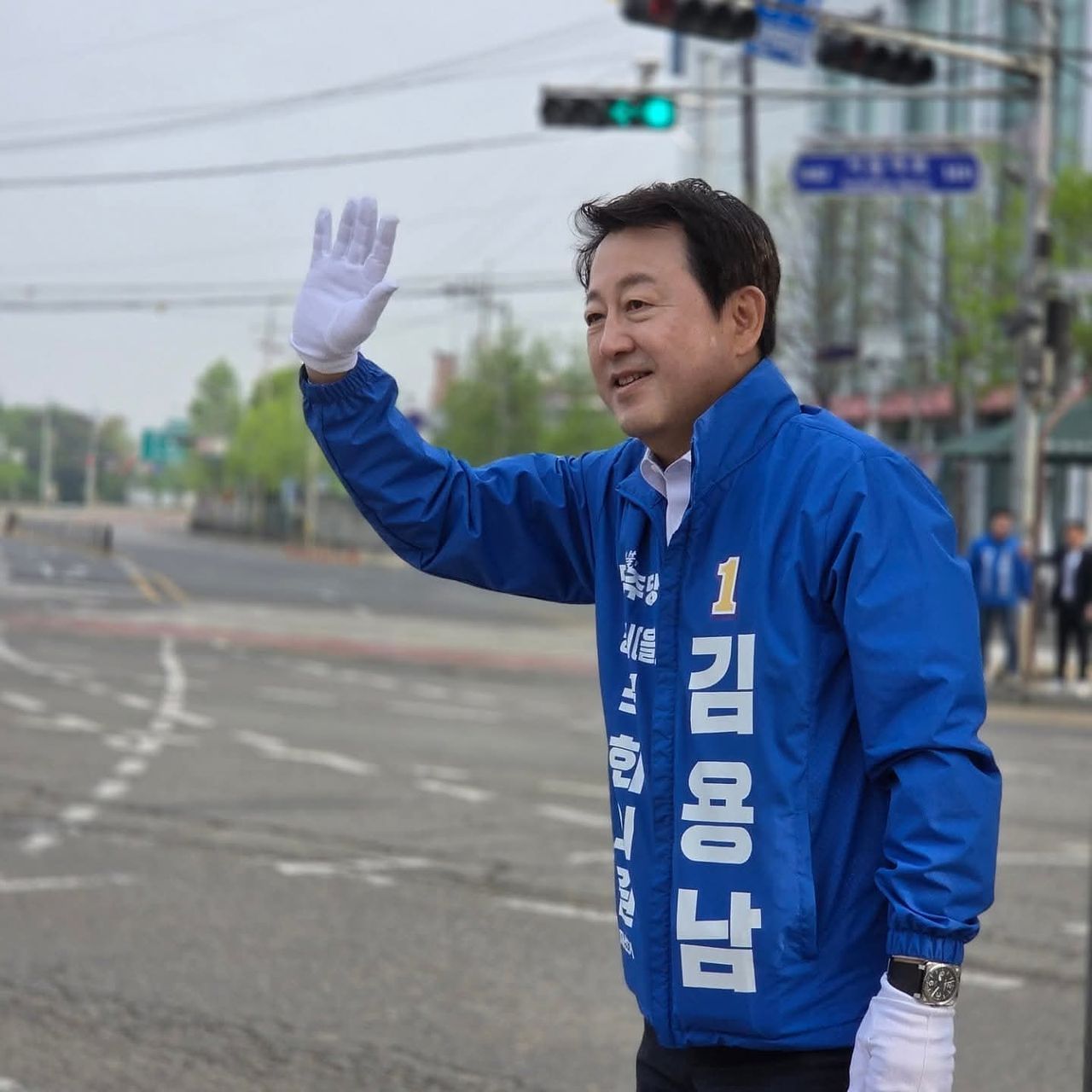 김용남 더불어민주당 경기 평택을 후보가 2일 경기 평택시 홈플러스 평택안중점 앞 사거리에서 유세를 하고 있다. 사진 페이스북 캡처