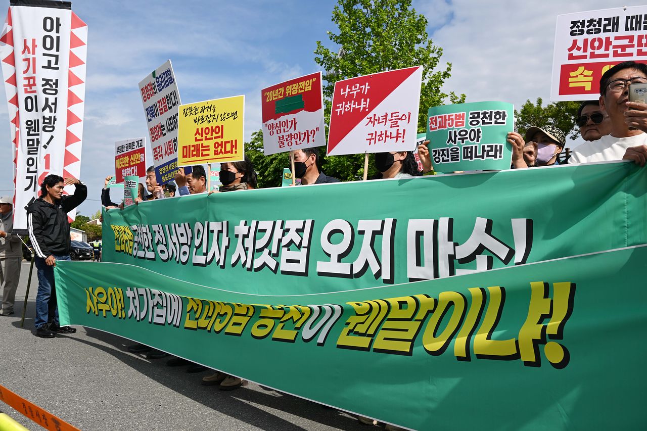 12일 오후 전남 강진군 제2실내체육관에서 열린 호남 지역 공천자 대회에 앞서 행사장 밖에서는 정청래 대표를 비판하는 시위가 열렸다. 뉴시스