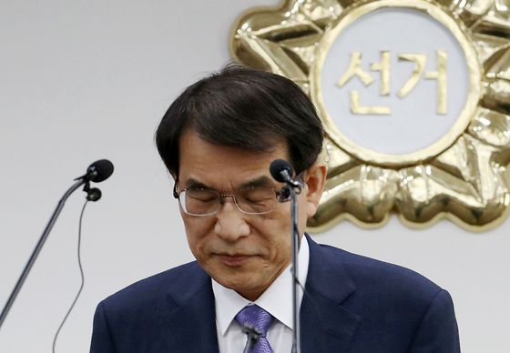 노태악 중앙선거관리위원회 위원장이 2023년 5월 31일 경기도 과천시 중앙선거관리위원회에서 고위직 자녀 특혜 채용 의혹 특별감사 결과와 채용 제도 개선 등 자체 개선안을 발표하기 전 고개를 숙이고 있다. 뉴시스