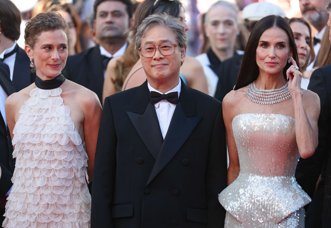 제79회 칸 국제영화제 개막일인 12일(현지시간) 프랑스 남부 소도시 칸 팔레 데 페스티발(Palais des Festivals)에서 경쟁부문 심사위원장을 맡은 박찬욱 감독과 심사위원들이 개막식 참석을 위해 레드카펫 입장을 기다리고 있다. 뉴스1