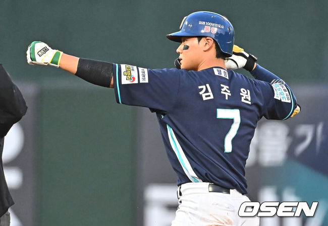[OSEN=부산, 이석우 기자] 12일 부산 사직야구장에서 2026 신한 SOL KBO 리그 롯데 자이언츠와 NC 다이노스의 경기가 열렸다. 홈팀 롯데는 로드리게스가, 방문팀 NC는 라일리가 선발 출전했다.NC 다이노스 김주원이 3회초 1사 우익수 뒤 2루타를 치고 세리머니를 하고 있다. 2026.05.12 / foto0307@osen.co.kr
