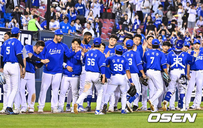 [OSEN=잠실, 박준형 기자] 프로야구 삼성 라이온즈가 8연승에 성공하며 LG 트윈스를 끌어내리고 2위로 올라섰다.삼성은 12일 서울 잠실구장에서 열린 2026 KBO리그 LG와 맞대결에서 9-1로 승리했다. 삼성은 이날 승리로 22승 1무 14패, LG는 22승 15패가 됐다. 삼성이 LG를0.5경기 차이로 제치고 3위에서 2위가 됐다.경기종료 후 삼성 선수들이 승리의 기쁨을 나누고 있다.  2026.05.12 / soul1014@osen.co.kr