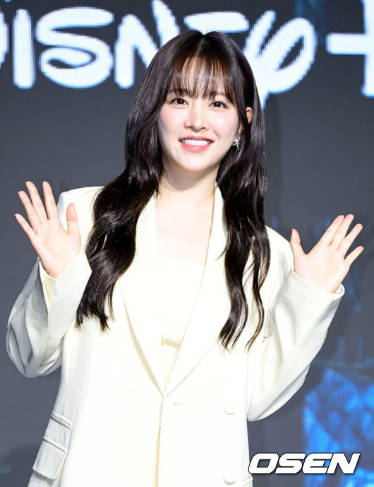 [OSEN=조은정 기자]디즈니+의 오리지널 시리즈 '골드랜드' 제작발표회가 27일 서울 영등포구 콘래드 서울 호텔에서 열렸다.‘골드랜드’는 밀수 조직의 1500억 금괴를 손에 넣은 ‘희주(박보영 분)’가 탐욕과 배신이 뒤엉킨 아수라장 속에서 금을 독차지하기 위해 사투를 벌이는 ‘금빛 욕망 생존 스릴러’다. 오는 29일 공개된다.배우 박보영이 포즈를 취하고 있다. 2026.04.27 /cej@osen.co.kr