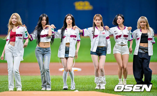 [OSEN=고척, 민경훈 기자] 13일 서울 고척 스카이돔에서 2026 신한 SOL KBO리그 키움 히어로즈와 한화 이글스의 경기가 열렸다.키움은 박정훈, 한화는 에르난데스가 선발로 나섰다.경기 전 걸그룹 케플러가 그라운드 공연을 펼치고 있다. 2026.05.13 / rumi@osen.co.kr