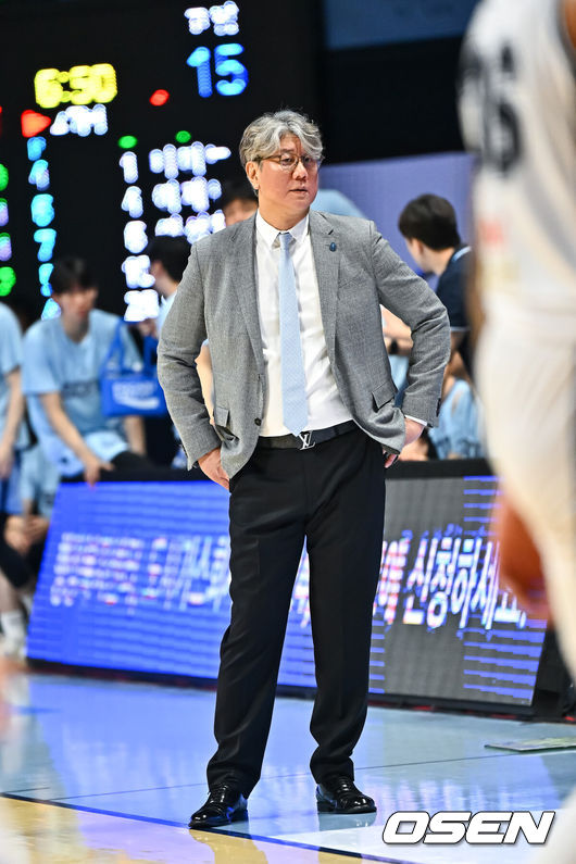 [OSEN=고양, 박준형 기자] 13일 오후 고양소노아레나에서 2025-26 LG전자 프로농구 챔피언결정전 5차전 고양 소노 스카이거너스와 부산 KCC의 경기가 진행됐다. 부산 KCC 이지스는 챔피언결정전 우승 확정을 노리고, 고양 소노 스카이거너스는 반격의 흐름 속 리버스 스윕에 도전한다.2쿼터 소노 손창환 감독이 아쉬워하고 있다.  2026.05.13 / soul1014@osen.co.kr