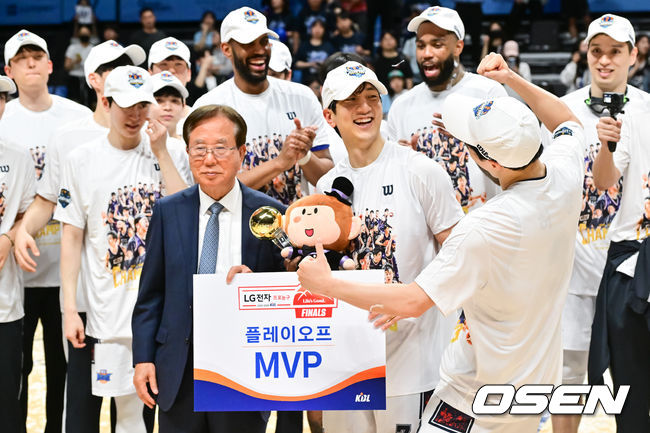 [OSEN=고양, 박준형 기자] 정규리그 6위가 챔프전 우승을 했다! 부산 KCC가 프로농구 새 역사를 썼다.부산 KCC는 13일 고양소노아레나에서 개최된 2025-26 LG전자 프로농구 챔피언결정전 5차전에서 고양 소노를 76-68로 제압했다. KCC는 4승 1패로 2년 만의 챔프전 우승컵 탈환에 성공했다.우승 시상식에서 MVP로 선정된 KCC 허훈이 형 허웅의 축하 속에 포즈를 취하고 있다.  2026.05.13 / soul1014@osen.co.kr