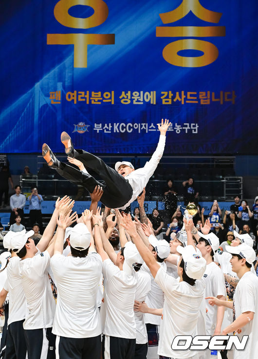 [OSEN=고양, 박준형 기자] 정규리그 6위가 챔프전 우승을 했다! 부산 KCC가 프로농구 새 역사를 썼다.부산 KCC는 13일 고양소노아레나에서 개최된 2025-26 LG전자 프로농구 챔피언결정전 5차전에서 고양 소노를 76-68로 제압했다. KCC는 4승 1패로 2년 만의 챔프전 우승컵 탈환에 성공했다.우승 시상식에서 KCC 이상민 감독이 헹가래를 받고 있다.  2026.05.13 / soul1014@osen.co.kr