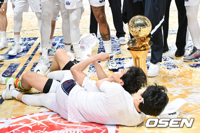 [OSEN=고양, 박준형 기자] 정규리그 6위가 챔프전 우승을 했다! 부산 KCC가 프로농구 새 역사를 썼다.부산 KCC는 13일 고양소노아레나에서 개최된 2025-26 LG전자 프로농구 챔피언결정전 5차전에서 고양 소노를 76-68로 제압했다. KCC는 4승 1패로 2년 만의 챔프전 우승컵 탈환에 성공했다.우승 시상식에서 MVP로 선정된 KCC 허훈이 형 허웅의 축하를 받고 있다.  2026.05.13 / soul1014@osen.co.kr