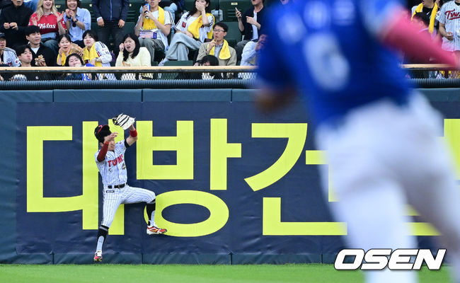 [OSEN=잠실, 최규한 기자] 13일 서울 잠실야구장에서 ‘2026 신한 SOL Bank KBO리그’ LG 트윈스와 삼성 라이온즈의 경기가 열렸다. 1회초 2사 1루 상황 삼성 디아즈의 뜬공 타구 때 LG 중견수 박해민이 점프 캐치해 잡아내고 있다. 2026.05.13 / dreamer@osen.co.kr