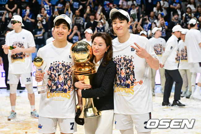 [OSEN=고양, 박준형 기자] 정규리그 6위가 챔프전 우승을 했다! 부산 KCC가 프로농구 새 역사를 썼다.부산 KCC는 13일 고양소노아레나에서 개최된 2025-26 LG전자 프로농구 챔피언결정전 5차전에서 고양 소노를 76-68로 제압했다. KCC는 4승 1패로 2년 만의 챔프전 우승컵 탈환에 성공했다.우승 시상식에서 허웅-허훈 형제가 어머니 이미수 씨와 함께 포즈를 취하고 있다 .  2026.05.13 / soul1014@osen.co.kr