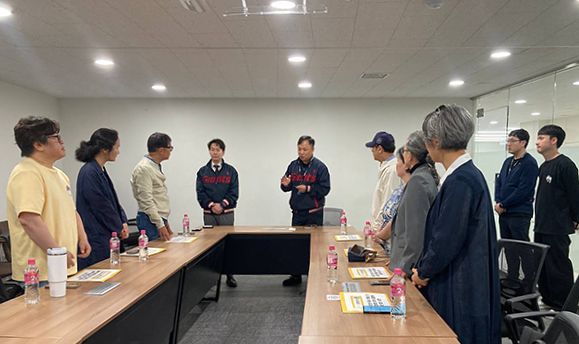 노무현재단 관계자들이 12일 부산 사직구장을 찾아 최근 노무현 전 대통령 비하 논란을 일으킨 프로야구 롯데 임직원들에게 항의하고 있다. 사진 노무현재단
