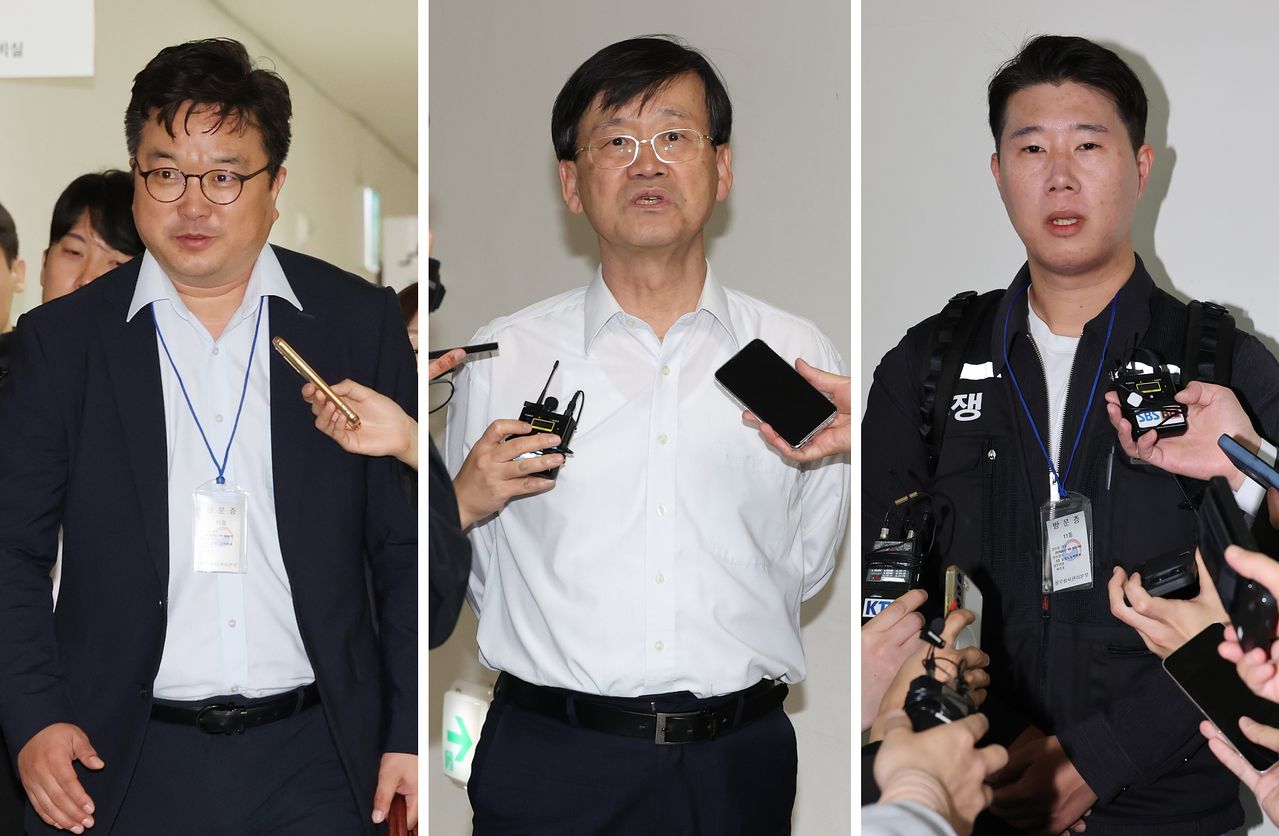삼성전자 노사는 12일 정부세종청사 중앙노동위원회에서 열린 2차 사후조정 회의에서 정부의 중재 하에 성과급 갈등을 둘러싼 마지막 협상을 벌이고 있다.   이날 2차 사후조정회의에 참석하는 삼성전자 대표교섭위원인 김형로 부사장(왼쪽)과 최승호 초기업노조 삼성전자지부 위원장(오른쪽). 전날 1차 사후조정 회의장 밖에서 취재진 질문에 답하는 황기돈 중노위 준상근조정위원(가운데). 연합뉴스