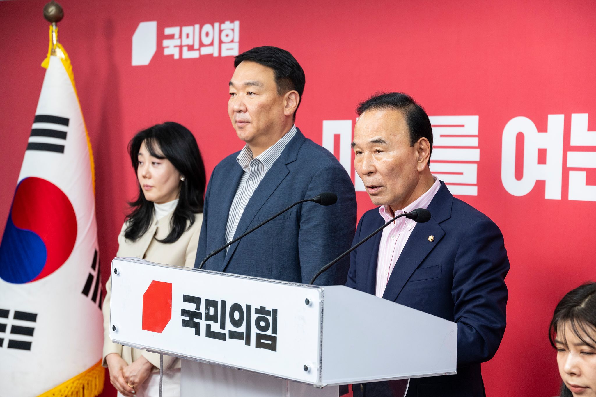 국민의힘 박덕흠 중앙당 공천관리위원장과 공관위원들이 1일 서울 여의도 국민의힘 중앙당사에서 이날 심사한 6ㆍ3 재보선 지역구 후보 공천 결과를 발표하고 있다. 연합뉴스
