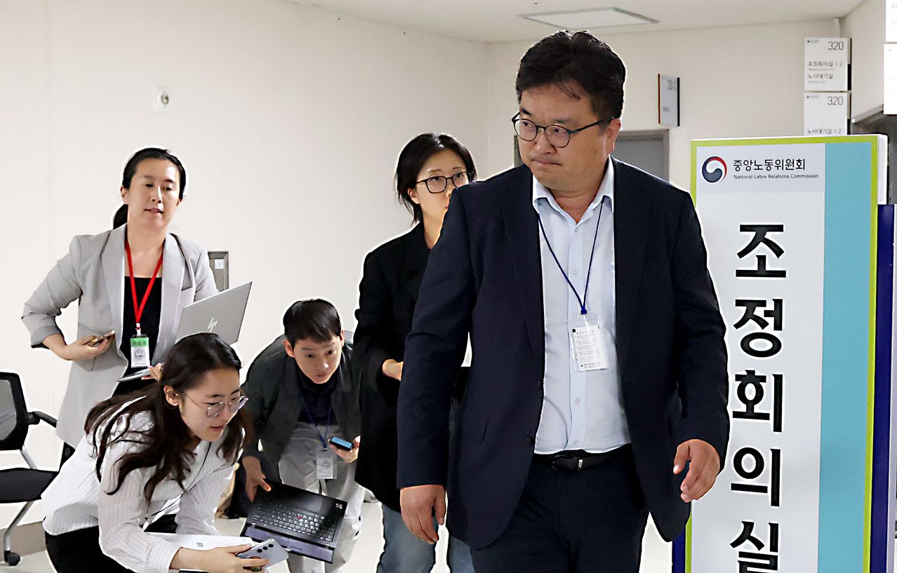 김형로 삼성전자 부사장이 13일 세종시 정부세종청사 중앙노동위원회 열린 사후조정회의가 결렬된 후 회의장을 떠나며 취재진의 질문를 받고 있다. 뉴스1