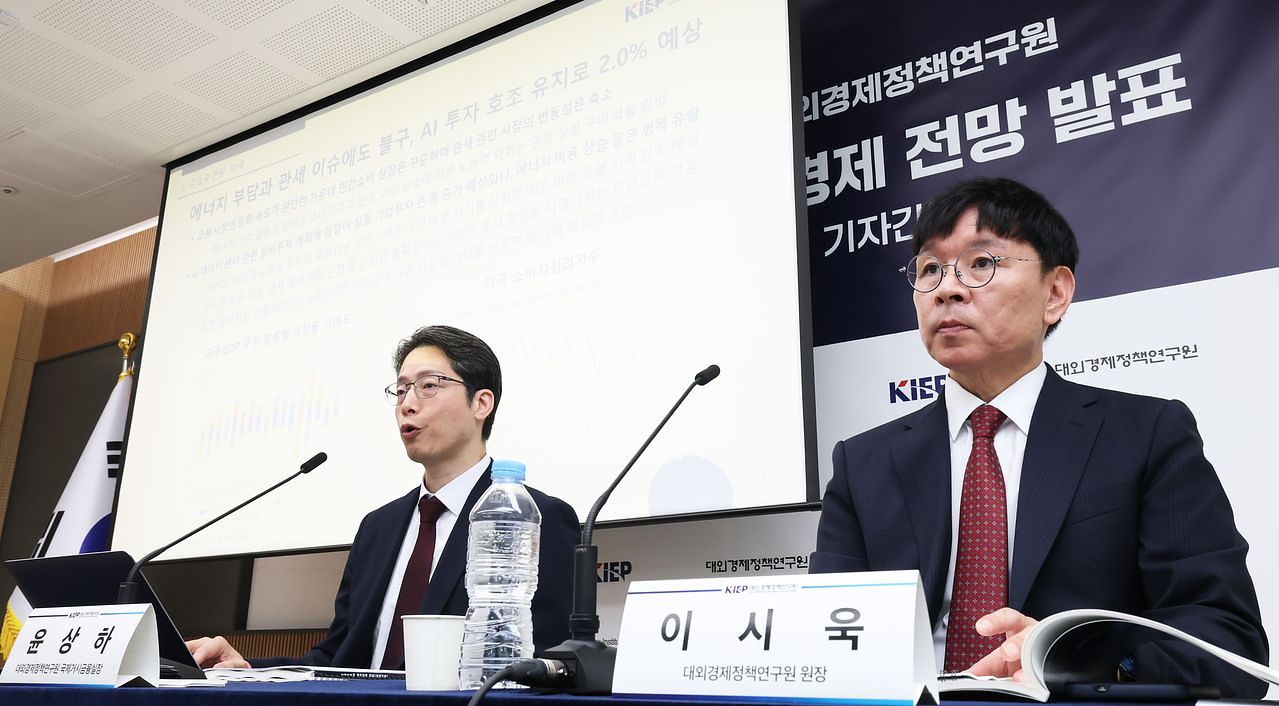 이시욱 대외경제정책연구원장과 윤상하 국제거시금융실장이 12일 세종시 정부세종청사에서 2026년 세계경제 전망(업데이트)을 발표하고 있다. 뉴스1