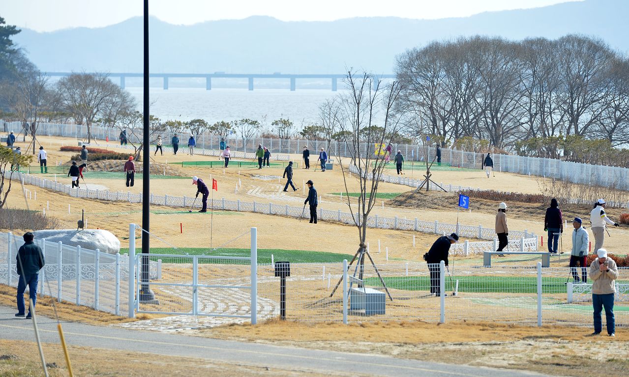 충남 서천군 금강변에 조성한 파크골프장에서 주민들이 라운딩을 즐기고 있다. 김성태 객원기자