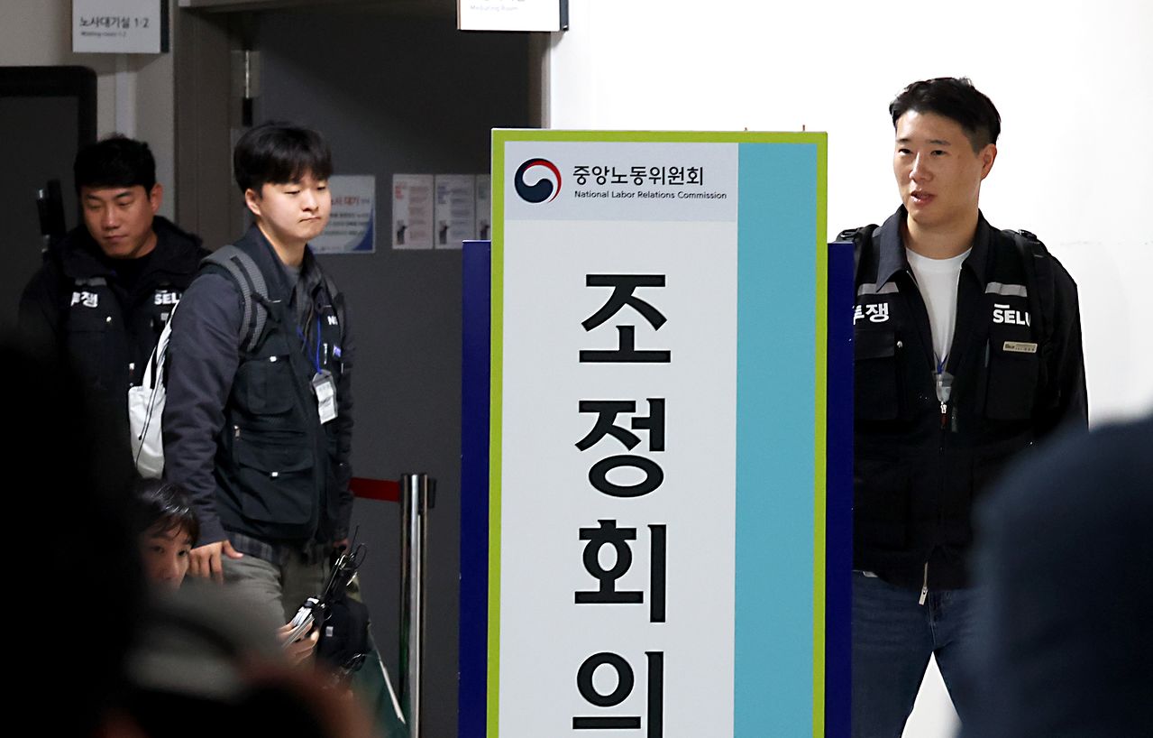 최승호 초기업노조 삼성전자지부 위원장이 13일 세종시 정부세종청사 중앙노동위원회에서 열린 사후조정 회의가 결렬로 마무리되자 입장을 밝히고 회의장을 떠나고 있다. 뉴스1