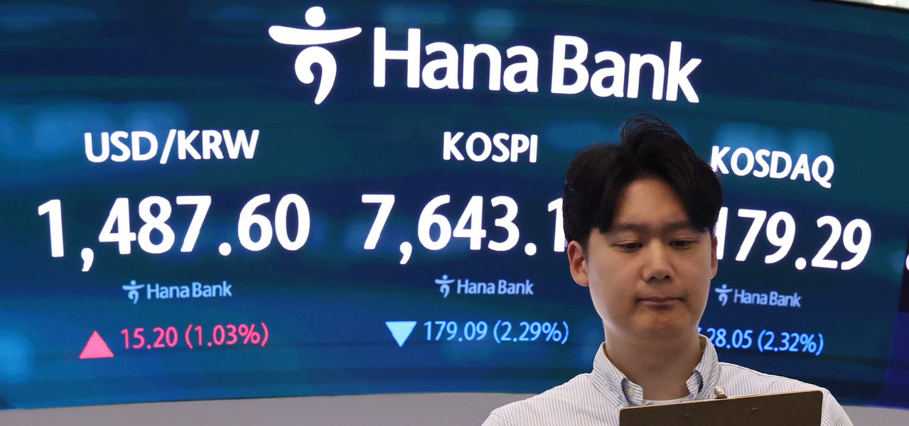 12일 오후 서울 중구 하나은행 본점 딜링룸 전광판에 코스피 지수 등 종가가 표시되고 있다.  이날 코스피는 전 거래일 대비 179.09포인트(2.29%) 내린 7643.15, 코스닥은 28.05포인트(2.32%) 내린 1179.29에 장을 마쳤다. 뉴스1