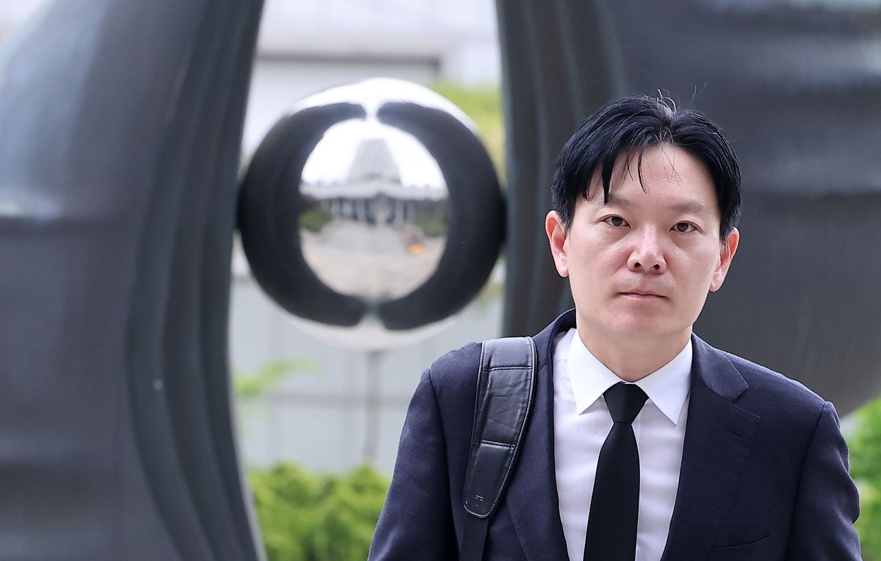 쌍방울 대북송금 사건 수사 과정에서 '연어 술파티 진술 회유 의혹'을 받는 박상용 인천지검 부부장검사가 11일 서울 서초구 대검찰청에 출석했다. 뉴스1