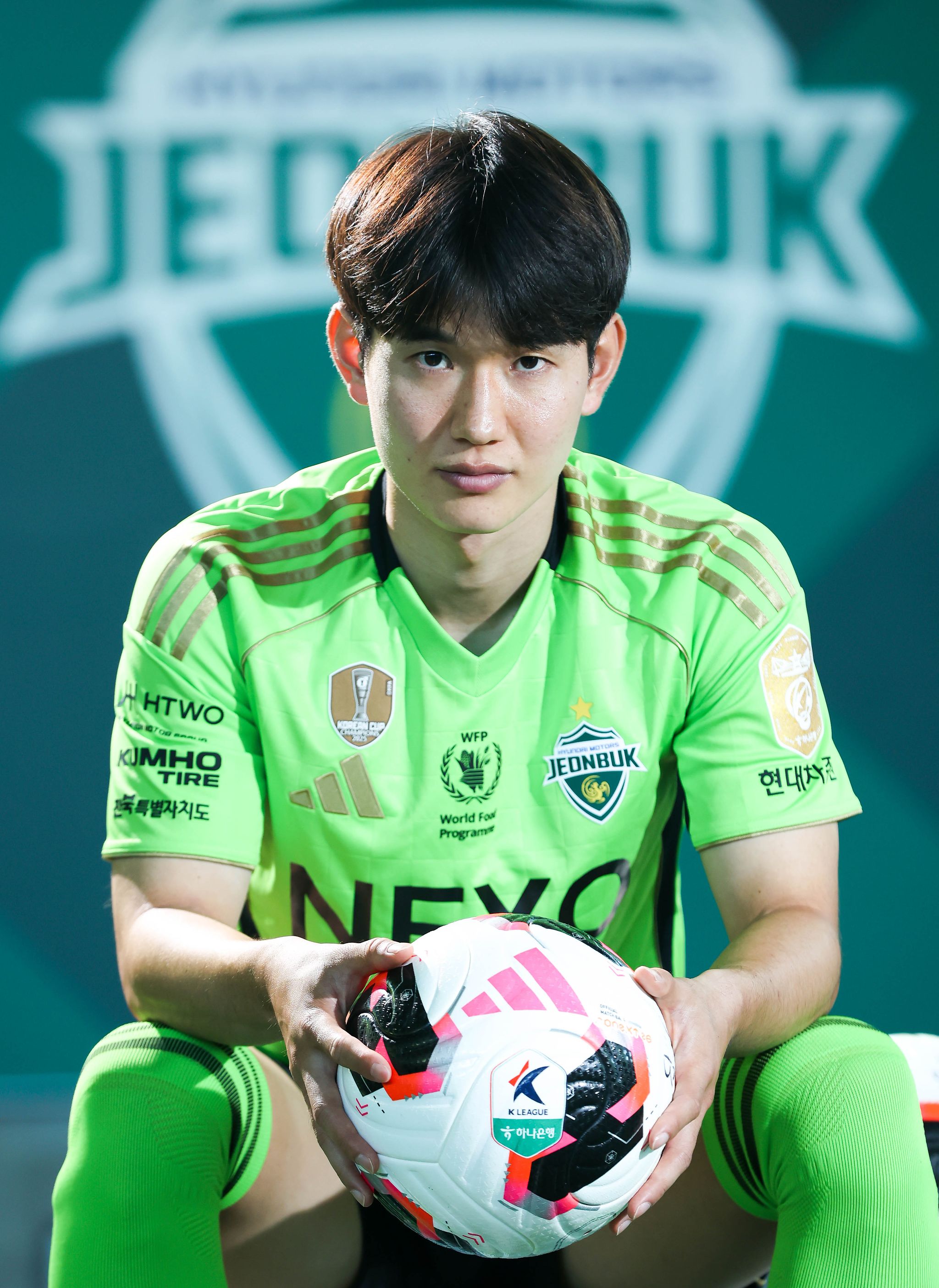 평소 조용한 성격의 전북 미드필더 김진규. 경기장에 서는 순간 거친 사투리로 동료를 지휘하는 야전사령관으로 돌변한다. 장정필 객원기자