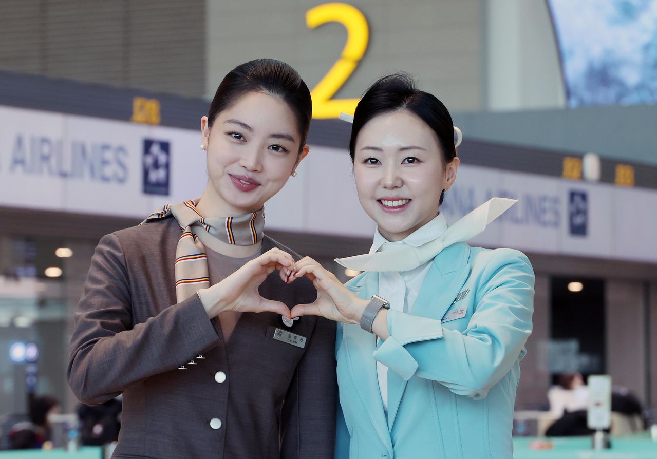 아시아나항공과 대한항공 임직원들이 지난 1월 인천국제공항 제2터미널에서 아시아나항공 2터미널 이전을 맞아 기념 촬영을 하고 있다. 연합뉴스