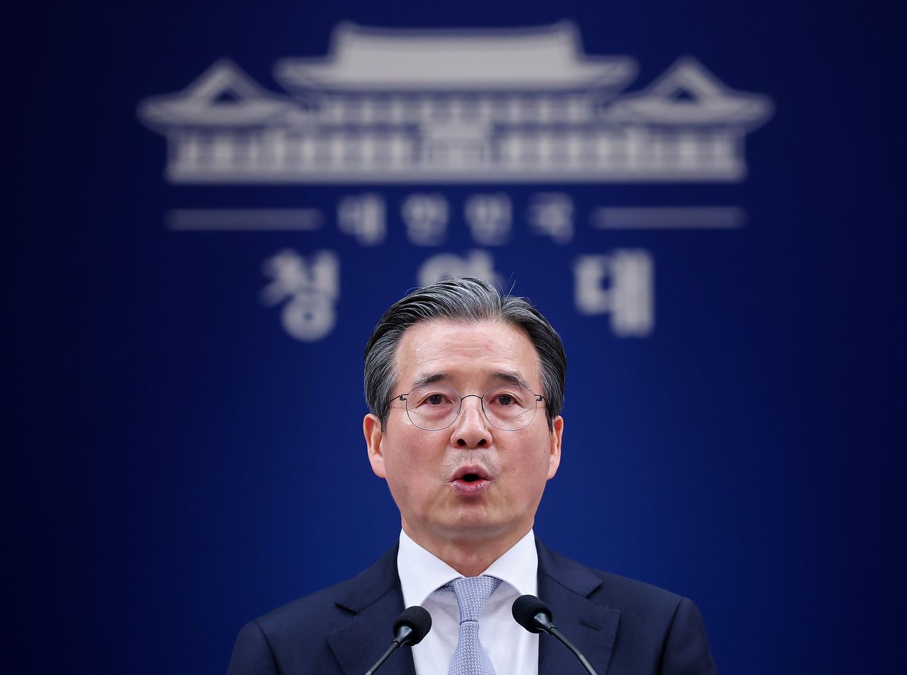 지난달 27일 브리핑하는 김용범 청와대 정책실장. 그는 11일 페이스북에 '국민배당금'을 통해 반도체 기업 이익을 구조적으로 국민에 환원해야 한다고 주장했다. 연합뉴스