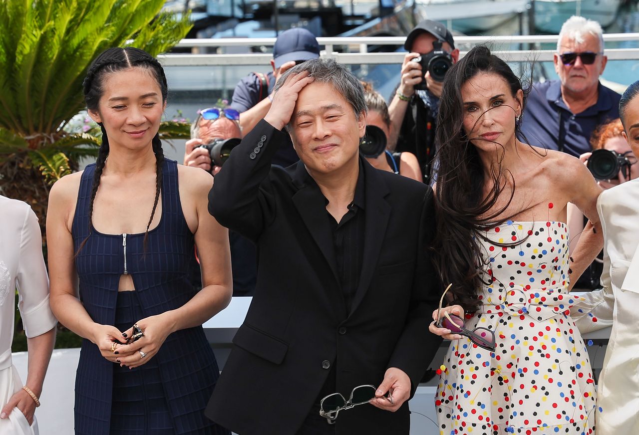 제79회 칸 국제영화제 개막일인 12일(현지시간) 프랑스 남부 소도시 칸 팔레 데 페스티발(Palais des Festivals)에서 열린 경쟁부문 심사위원단 포토콜에서 심사위원장을 맡은 박찬욱 감독과 심사위원들이 포즈를 취하고 있다. 뉴스1