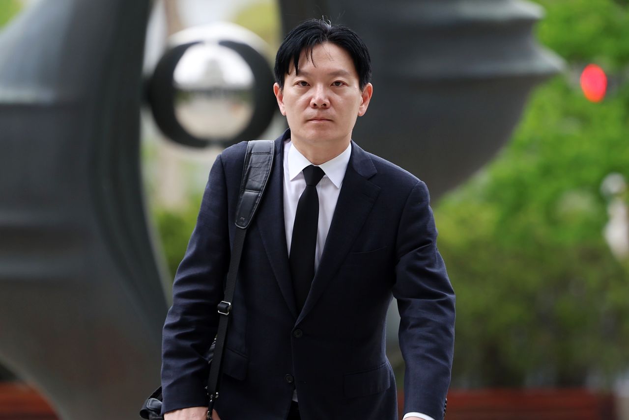 쌍방울 대북송금 사건 수사 과정에서 '연어 술파티 진술 회유 의혹'을 받는 박상용 인천지검 부부장검사가 지난 11일 서울 서초구 대검찰청에 출석하고 있다. 뉴스1 