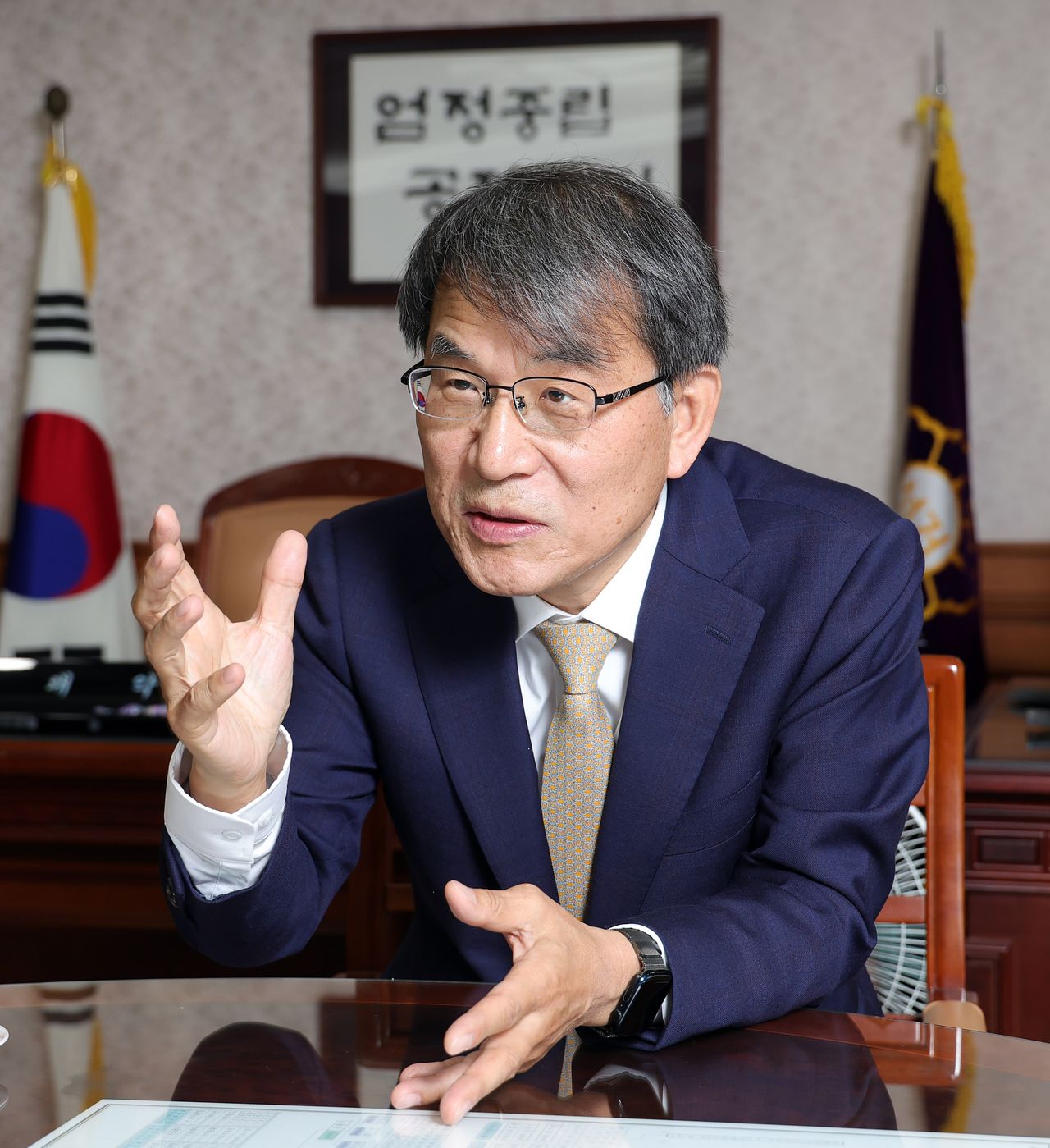 노태악 중앙선관위원장은 “선관위 보안이 허술하다는 지적에 따라 국정원 컨설팅을 받았고 드러난 문제점 보완에 노력한 끝에 100점 만점에 30점에서 70점으로 보안 수준이 향상됐다”며 “공무원들 선거 업무 지원을 끌어내기 어려워진 현실 타개를 위해 법 개정이 시급하다”고 했다. 강정현 기자