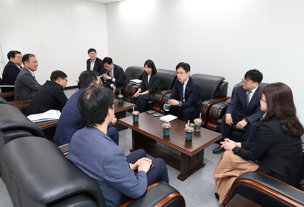 중대범죄수사청 개청 준비단장인 김민재 행정안전부 차관이 지난달 30일 서울 종로구 정부서울청사 창성동 별관에 마련된 중대범죄수사청 개청준비단을 방문해 준비 상황을 점검하고 있다. 연합뉴스