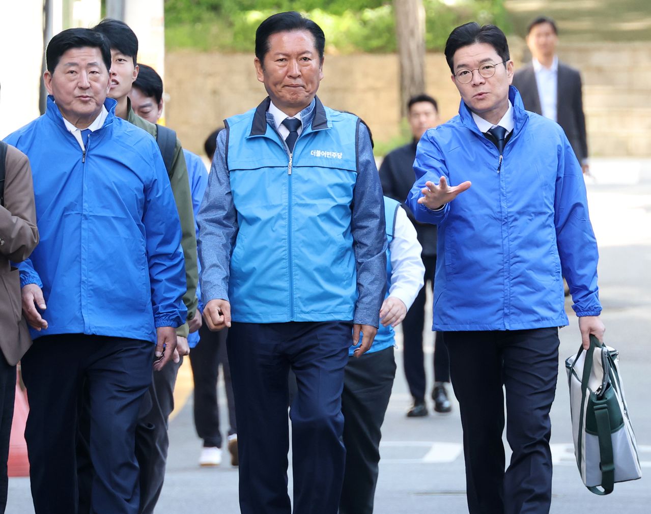 더불어민주당 정청래 대표, 정원오 서울시장 후보, 조재희 송파구청장 후보가 어버이날인 지난 8일 서울 송파구에서 어르신이 사는 집에 우유를 배달하고 있다. 연합뉴스 