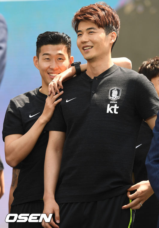 [OSEN=최규한 기자] 21일 오후 서울시청 앞 광장에서 '2018 러시아월드컵' 대한민국 축구대표팀 출정식이 열렸다.손흥민과 기성용이 대화를 나누고 있다. /dreamer@osen.co.kr
