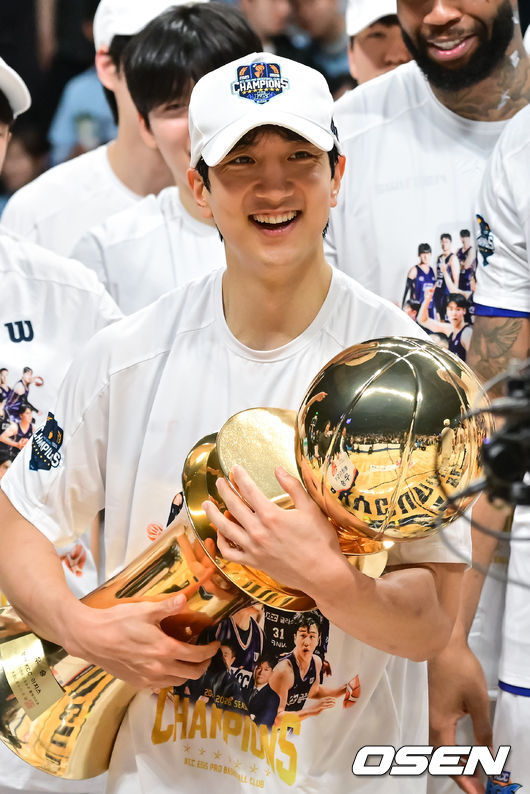 [OSEN=고양, 박준형 기자] 정규리그 6위가 챔프전 우승을 했다! 부산 KCC가 프로농구 새 역사를 썼다.부산 KCC는 13일 고양소노아레나에서 개최된 2025-26 LG전자 프로농구 챔피언결정전 5차전에서 고양 소노를 76-68로 제압했다. KCC는 4승 1패로 2년 만의 챔프전 우승컵 탈환에 성공했다.우승 시상식에서 KCC 허훈이 우승 트로피를 들고 미소 짓고 있다    2026.05.13 / soul1014@osen.co.kr
