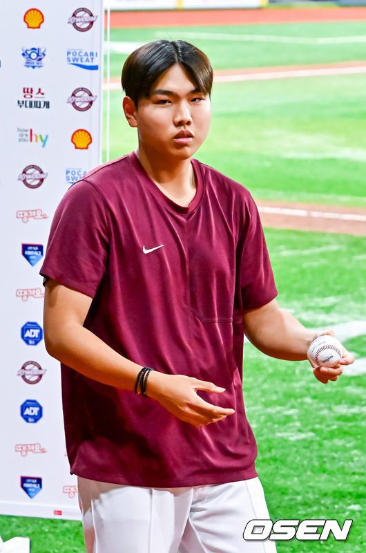 [OSEN=고척, 민경훈 기자] 13일 서울 고척 스카이돔에서 2026 신한 SOL KBO리그 키움 히어로즈와 한화 이글스의 경기가 열렸다.이 경기에서 키움은 한화에 3-2로 승리하며 한화의 4연승 도전을 저지했다.선발투수 박정훈은 5⅓이닝 3피안타 4볼넷 4탈삼진 무실점 호투로 시즌 2승을 수확했다. 데뷔 첫 선발승이다. 또한 투구수 101구를 기록하며 이전 기록(76구)을 크게 넘어서 개인 최다 투구수 신기록을 세웠다.경기를 마치고 키움 박정훈이 기념구를 들고 덕아웃으로 들어오고 있다. 2026.05.13 / rumi@osen.co.kr
