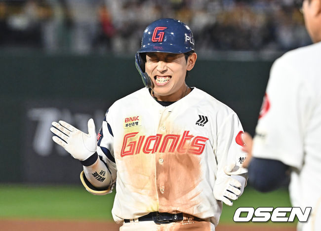 [OSEN=부산, 이석우 기자] 13일 부산 사직야구장에서 2026 신한 SOL KBO 리그 롯데 자이언츠와 NC 다이노스의 경기가 열렸다. 홈팀 롯데는 비슬리가, 방문팀 NC는 테일러가 선발 출전했다.롯데 자이언츠 황성빈이 4회말 1사 2루 좌익수 왼쪽 1타점 안타를 치고 기뻐하고 있다. 2026.05.13 / foto0307@osen.co.kr