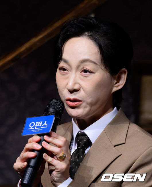 [OSEN=이대선 기자] 19일 오후 서울 대학로TOM티오엠에서 연극 ‘오펀스’의 프레스콜이 열렸다.연극 ‘오펀스(Orphans)’는 필라델피아 북부를 배경으로 중년의 갱스터 해롤드와 고아 형제 트릿, 필립이 이상한 동거를 통해 가족이 되어가는 이야기를 다룬다.배우 우현주가 취재진의 질문에 답을 하고 있다. 2026.03.19 /sunday@osen.co.kr