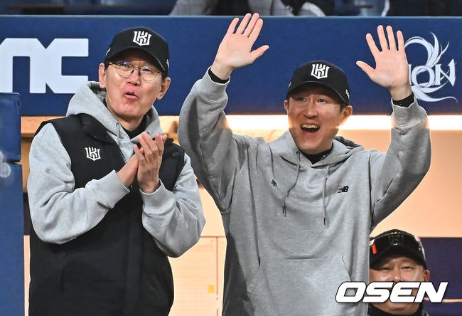 [OSEN=창원, 이석우 기자] KT 위즈 이강철 감독, 유한준 코치 002 2026.04.16 / foto0307@osen.co.kr