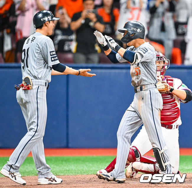 [OSEN=고척, 민경훈 기자] 14일 서울 고척 스카이돔에서 2026 신한 SOL KBO리그 키움 히어로즈와 한화 이글스의 경기가 열렸다.키움은 안우진, 한화는 정우주가 선발로 나섰다.8회초 2사 주자 3루 한화 이원석이 좌월 투런 홈런을 때린 후 홈을 밟으며 기뻐하고 있다. 2026.05.14 / rumi@osen.co.kr