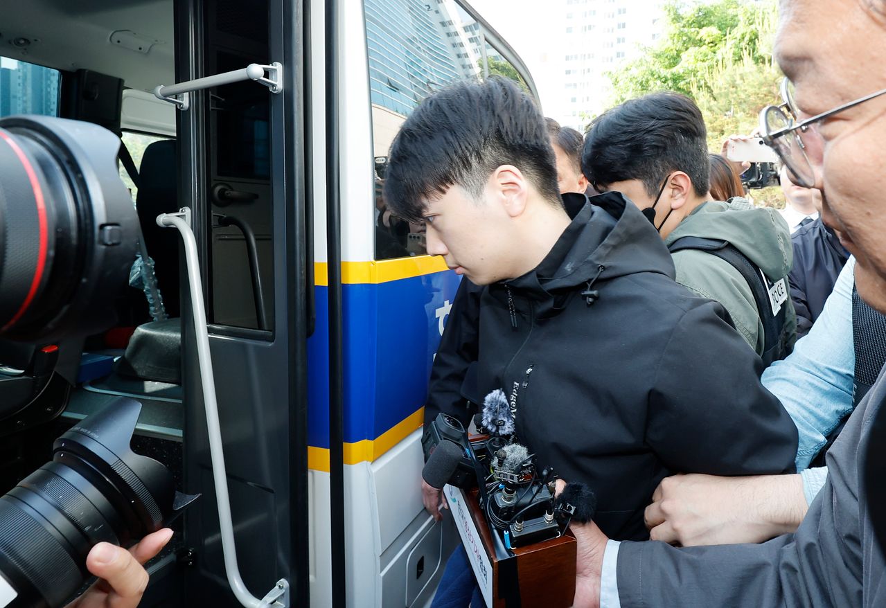 (광주=뉴스1) 김태성 기자 = 광주 도심에서 일면식도 없는 10대 여고생을 살해한 장윤기 씨가 14일 오전 광주 서부경찰서에서 검찰로 송치되고 있다. 2026.5.14/뉴스1