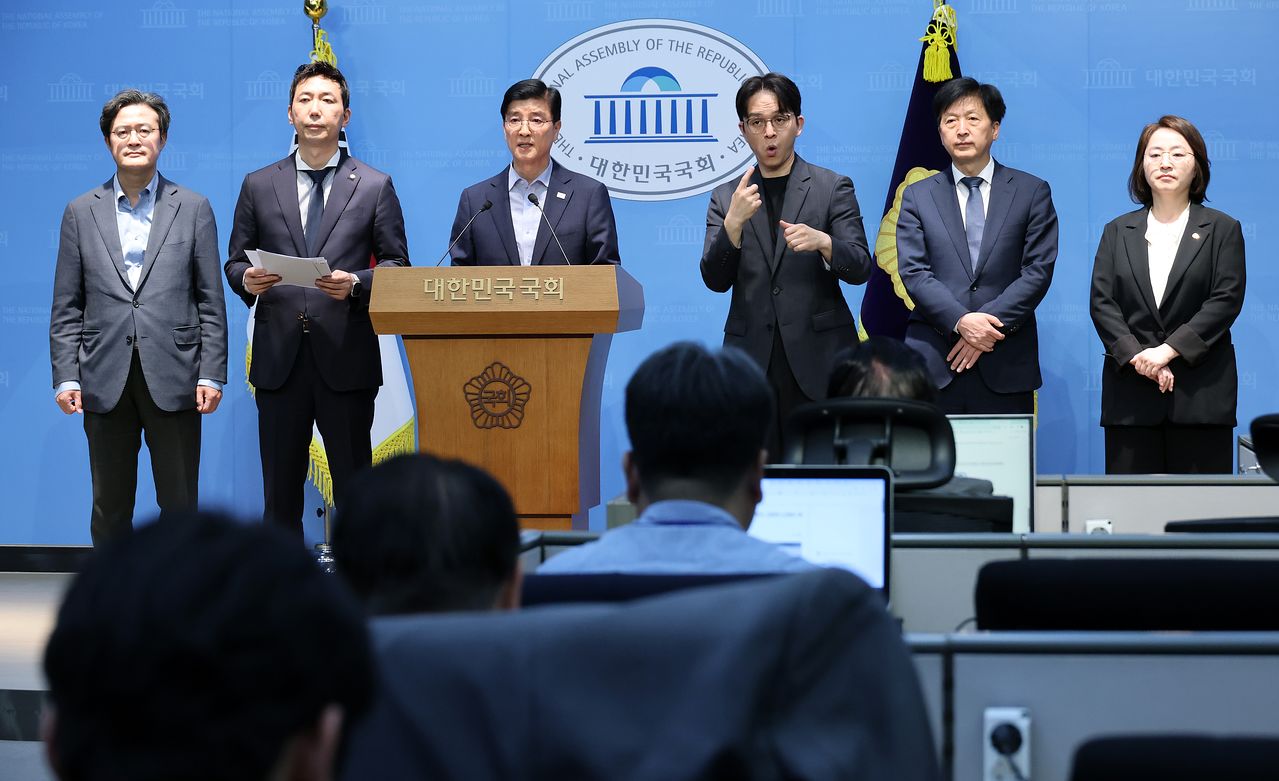 이해식 더불어민주당 정원오 서울시장 후보 캠프 총괄선거대책본부장이 14일 국회 소통관에서 31년 전 정 후보의 폭행 사건 경위를 둘러싼 오세훈 서울시장 캠프의 허위·왜곡 네거티브 공세를 규탄하는 기자회견을 하고 있다. 연합뉴스