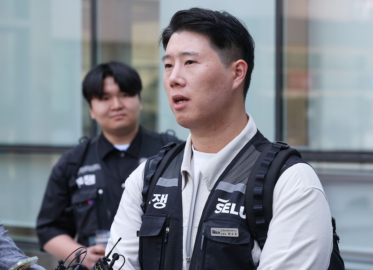 최승호 초기업노조 삼성전자지부 위원장이 13일 경기도 수원시 영통구 수원지방법원에서 열린 삼성전자가 노조를 상대로 제기한 위법 쟁의행위 금지 가처분 신청 심문을 마치고 나와 취재진 질문에 답하고 있다. 삼성전자 노조는 수억원대의 성과금 지급을 요구하고 이싿. 연합뉴스