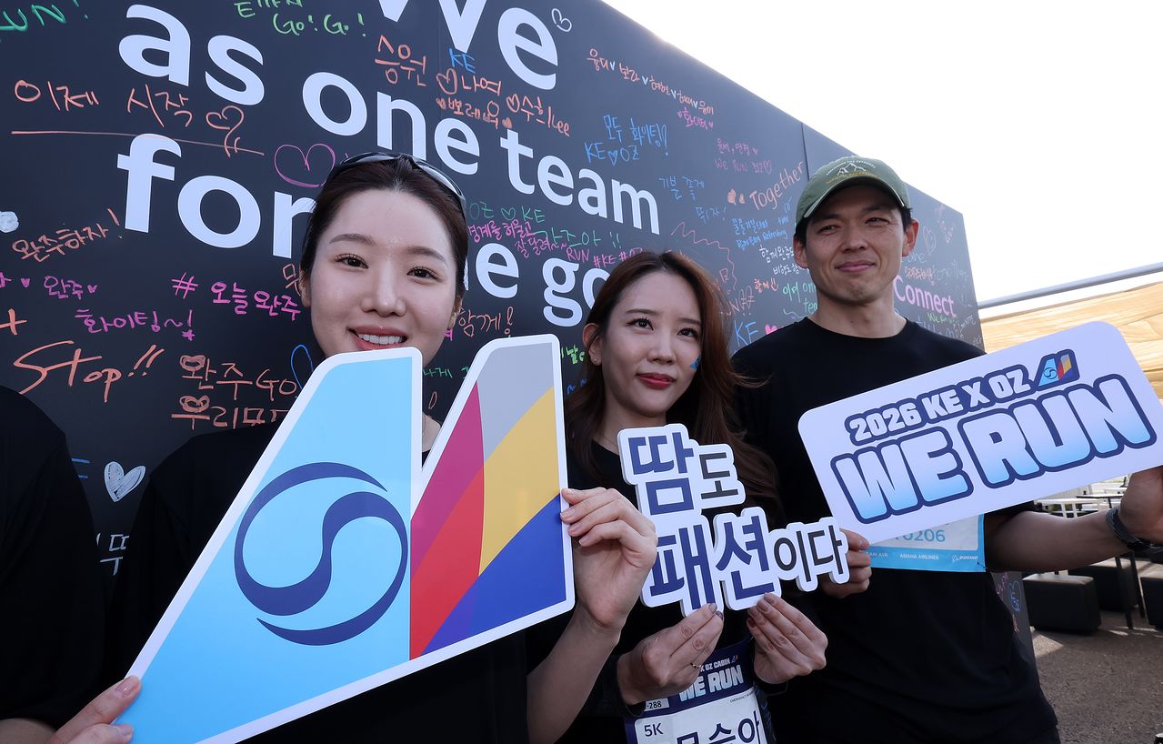 지난달 14일 인천 중구 BMW 드라이빙센터에서 열린 대한항공·아시아나항공 객실승무원 화합 기부 행사 ‘위 런(WE RUN)’에 참가한 직원들. 뉴스1