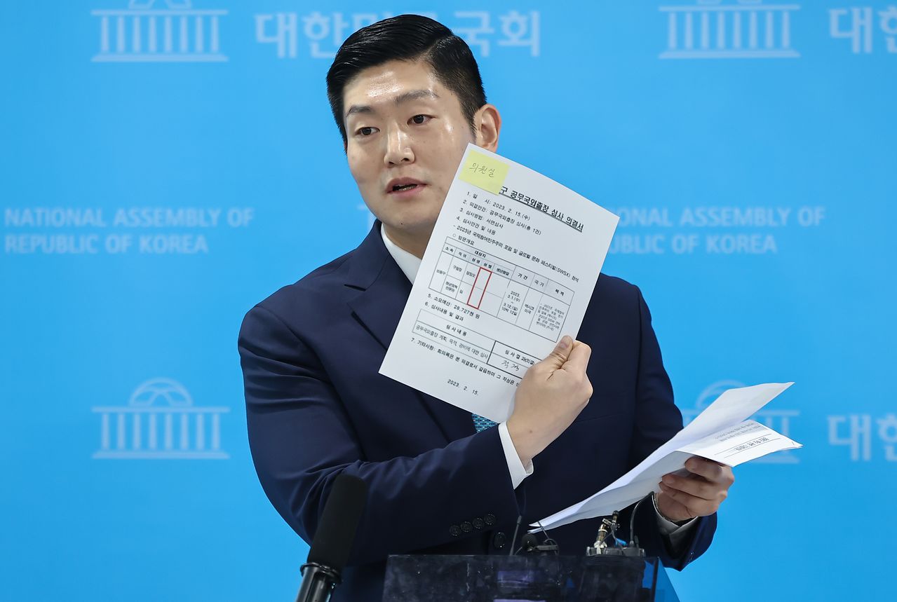 김재섭 국민의힘 의원이 3월 31일 서울 여의도 소통관에서 정원오 더불어민주당 서울시장 예비후보 의혹 관련 기자회견 후 백브리핑을 하고 있다. 뉴스1