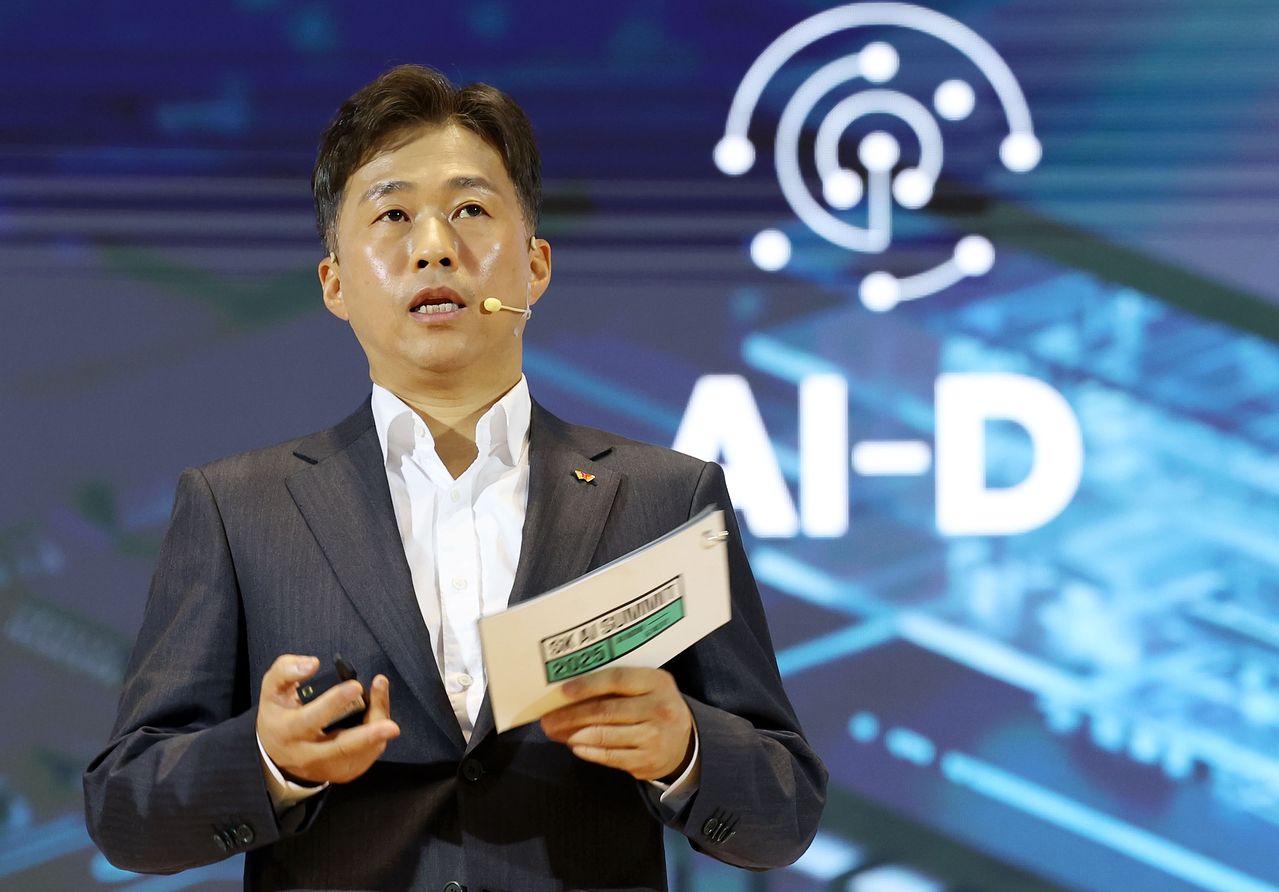 곽노정 SK하이닉스 대표이사 사장이 지난해 11월 3일 서울 강남구 코엑스에서 열린 'SK AI SUMMIT 2025'에서 AI시대, SK하이닉스가 그리는 새로운 비전과 기술을 주제로 기조연설하고 있다. 뉴시스