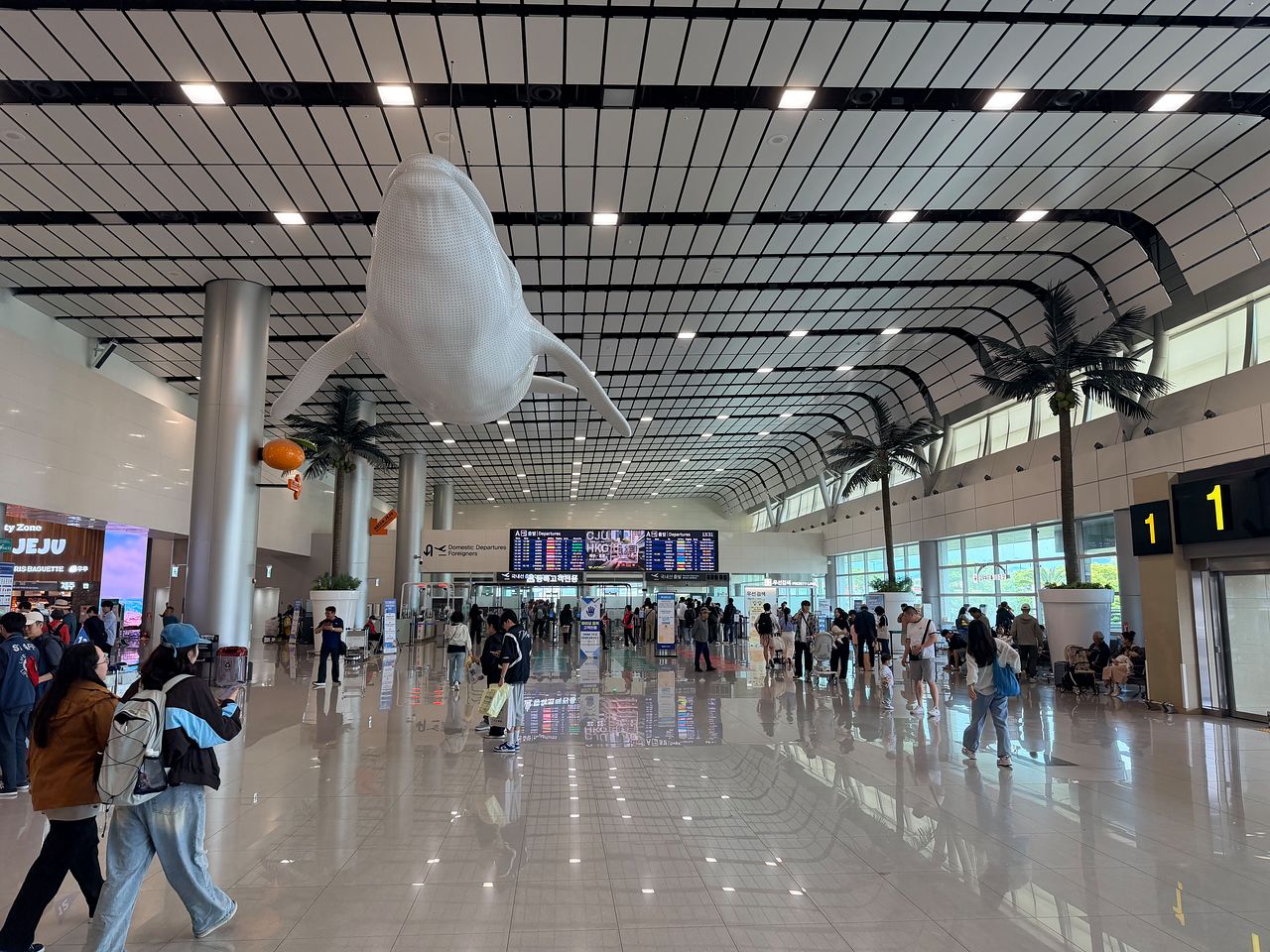 지난 12일 오후 1시 30분 제주국제공항 3층 출발장 대합실이 비교적 한산한 모습을 보이고 있다. 최충일 기자