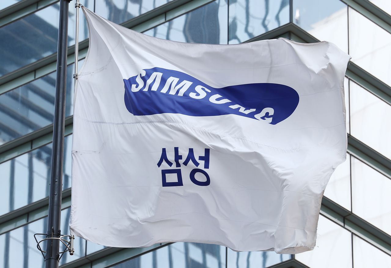 삼성전자 노사 협상이 사후조정에서도 합의점을 찾지 못해 총파업 위기가 고조되면서 정부의 긴급조정권도 거론되고 있는 가운데 13일 서울 서초구 삼성전자 본사 사옥에 걸린 삼성그룹 깃발이 바람에 펄럭이고 있다. 사후조정까지 무산되면서 노조는 예정대로 총파업 수순에 들어갈 가능성이 커졌다. 현재 노조는 21일부터 18일간 총파업을 예고한 상태다. 뉴스1