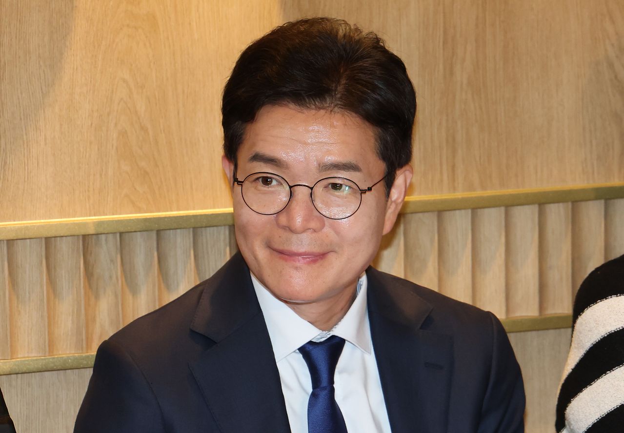 정원오 더불어민주당 서울시장 후보가 14일 서울 중구 투썸플레이스 정동길점에서 열린 정원오의 찾아가는 간담회⑦:소상공인편 '소상공인의 든든한 동반자 서울'에서 미소짓고 있다. 뉴스1