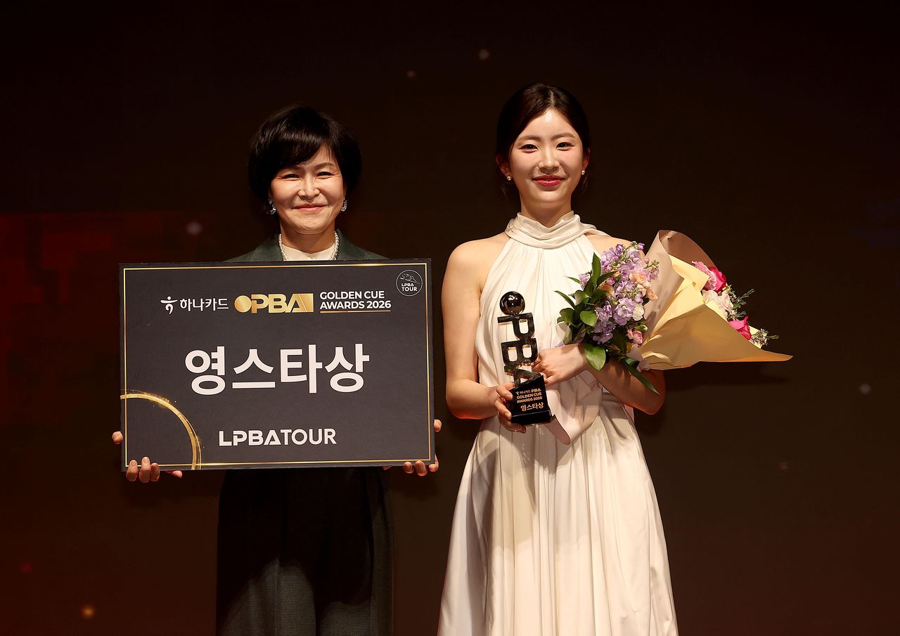 프로당구 산체스·김가영, 남녀 MVP 수상...정수빈 영스타상   (서울=연합뉴스) 이대호 기자 = '스페인 3쿠션 전설' 다니엘 산체스(웰컴저축은행)와 '당구여제' 김가영(하나카드)이 2025-2026시즌 프로당구를 가장 빛낸 최우수선수(MVP)로 우뚝 섰다.   프로당구협회(PBA)는 17일 서울 광진구 그랜드워커힐 비스타홀에서 열린 '하나카드 PBA 골든큐 어워즈 2026'에서 산체스와 김가영이 각각 남녀부 대상을 차지했다고 밝혔다. 영스타상을 받은 정수빈. 2026.3.17 [PBA 제공. 재판매 및 DB 금지] (끝)  〈저작권자(c) 연합뉴스, 무단 전재-재배포, AI 학습 및 활용 금지〉