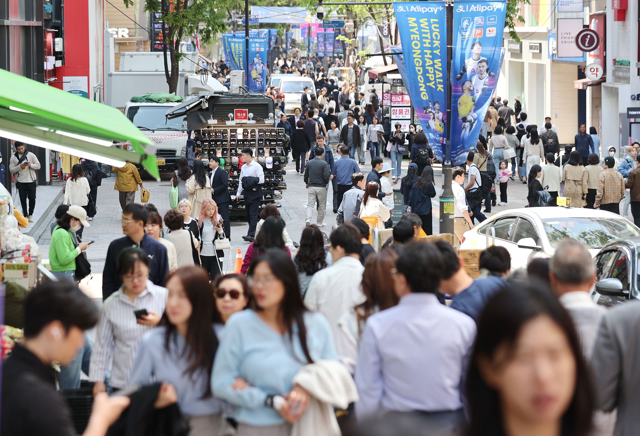 지난달 서울 명동 거리를 걷는 시민들의 모습. 연합뉴스