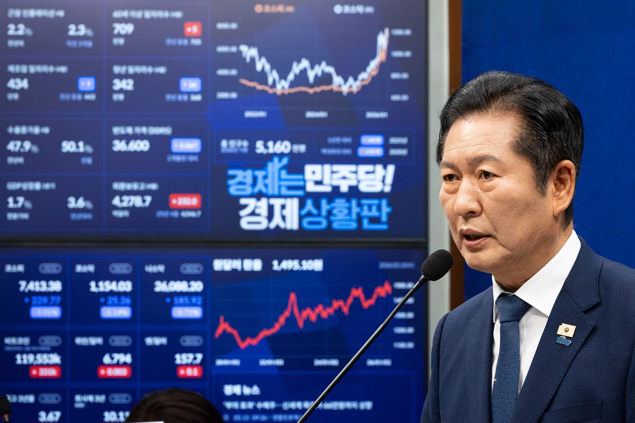 정청래 더불어민주당 대표가 6·3 지방선거를 21일 앞둔 13일 서울 여의도 국회에서 기자회견을 하고 있다. 정 대표는 국민배당금 제안과 관련해 "당과 협의한 사안이 아니다"는 입장을 밝혔다. 뉴스1